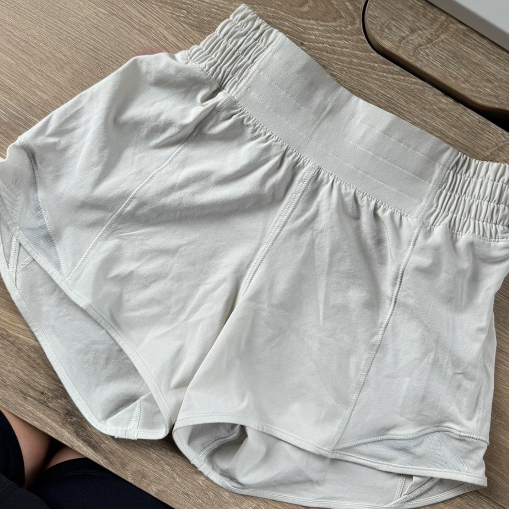 Lululemon hotty hot 2.5” shorts